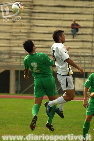 Soave e Gianluca Ligas in contrasto aereo